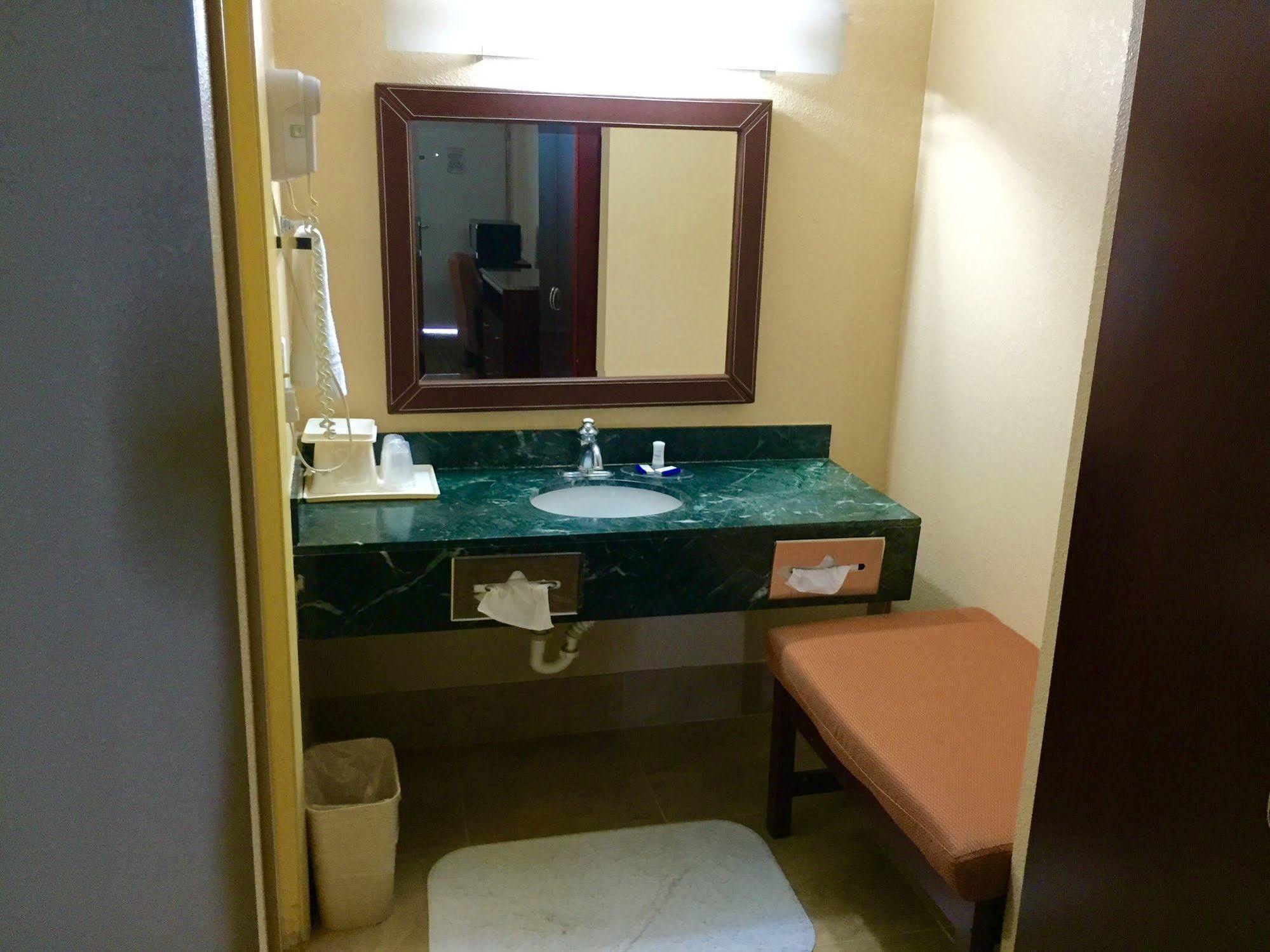 Rodeway Inn Bushnell Bagian luar foto