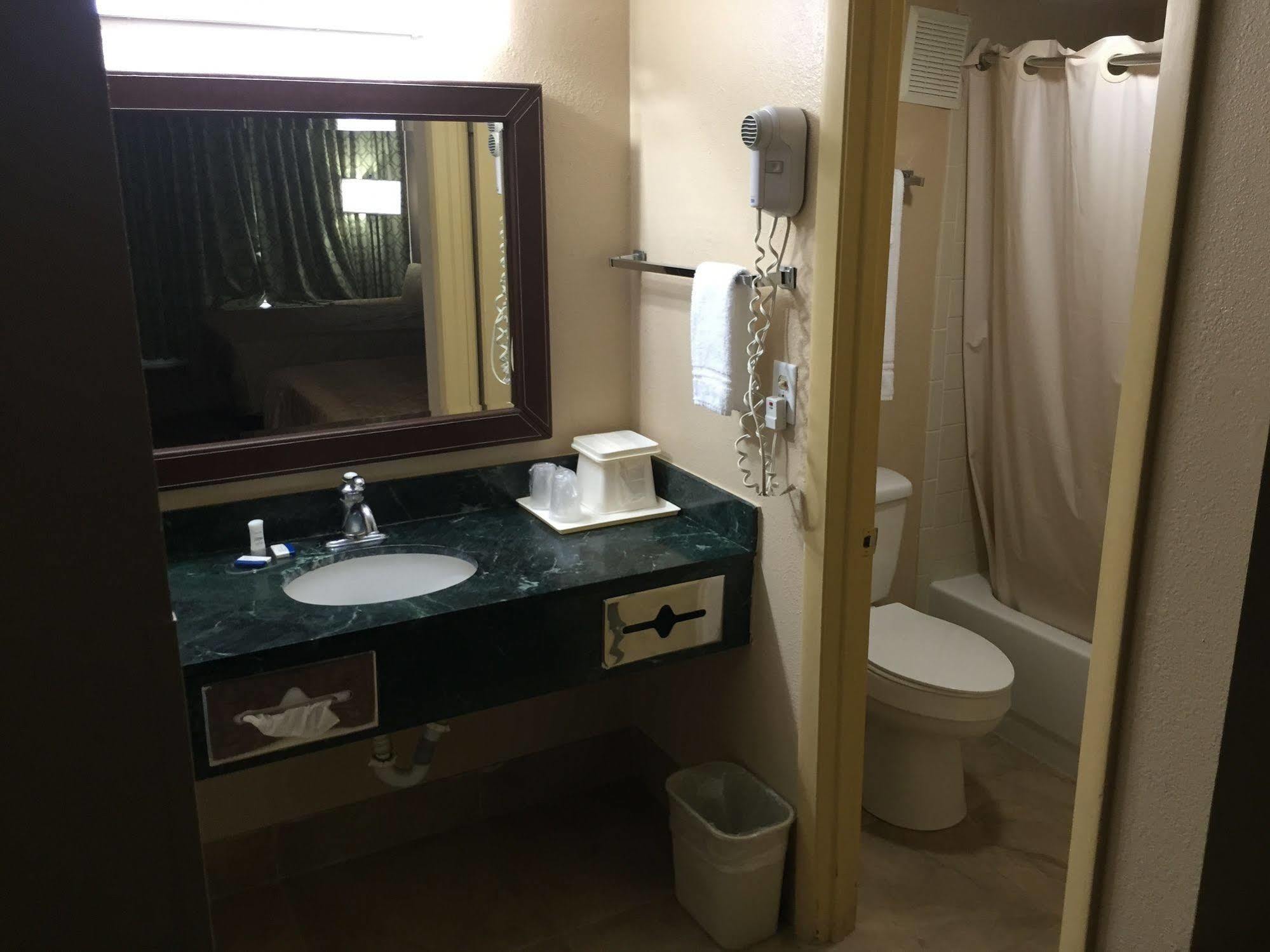 Rodeway Inn Bushnell Bagian luar foto