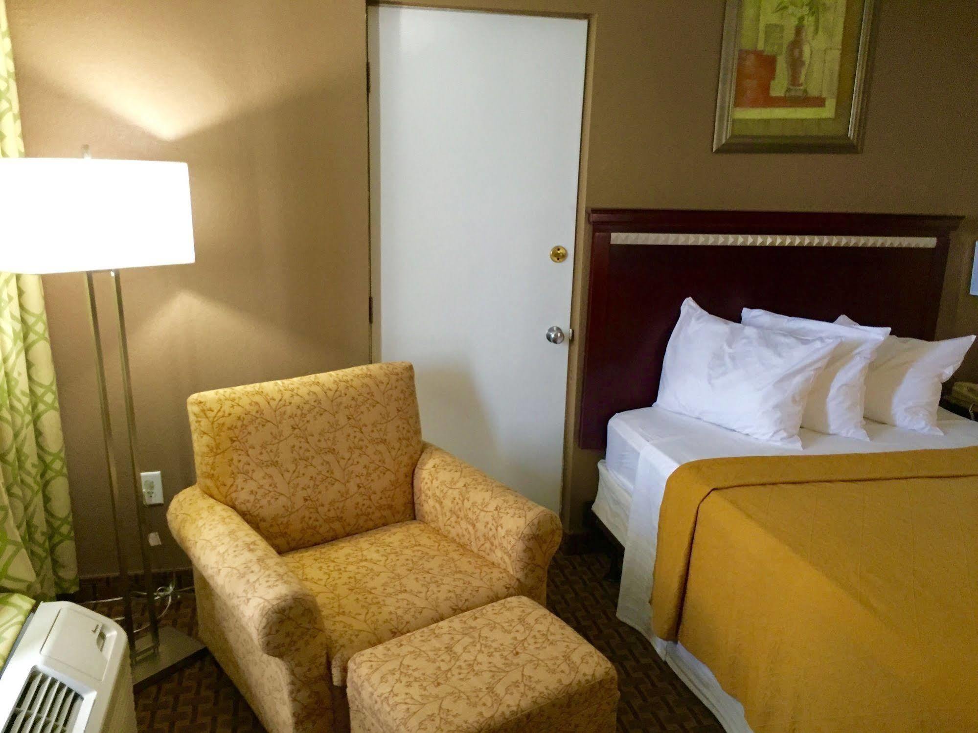 Rodeway Inn Bushnell Bagian luar foto