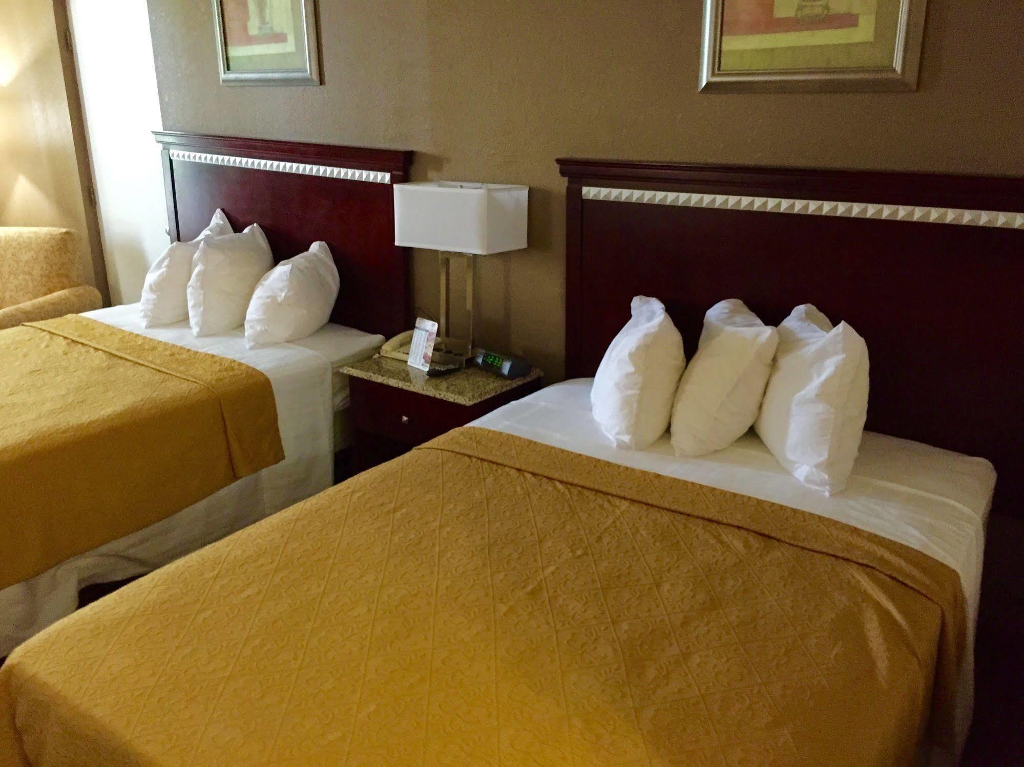 Rodeway Inn Bushnell Bagian luar foto