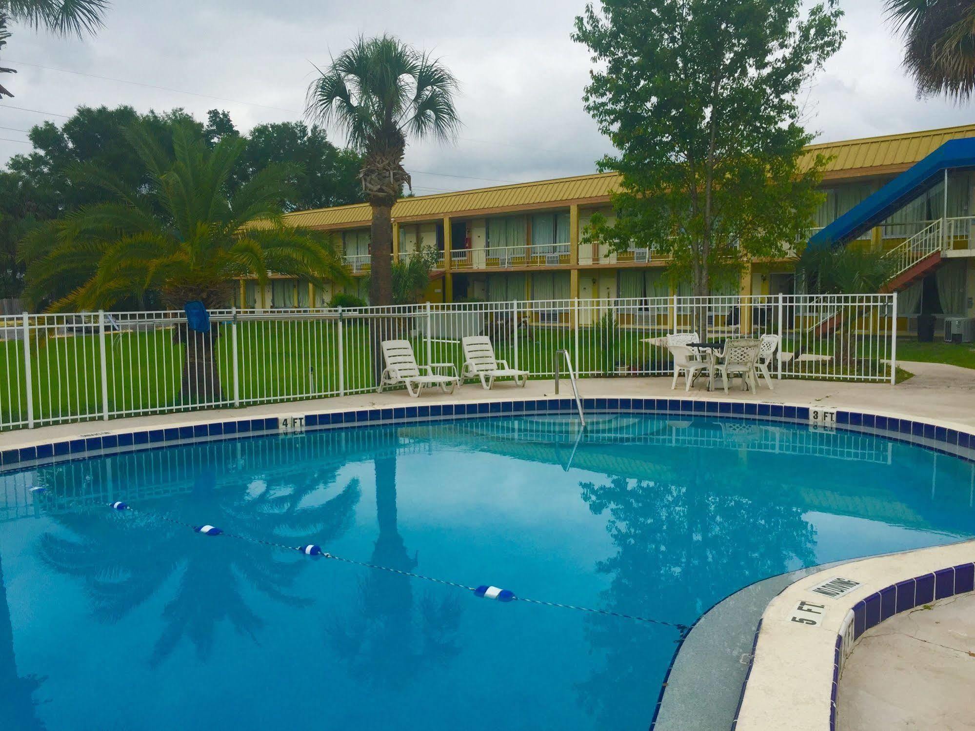 Rodeway Inn Bushnell Bagian luar foto